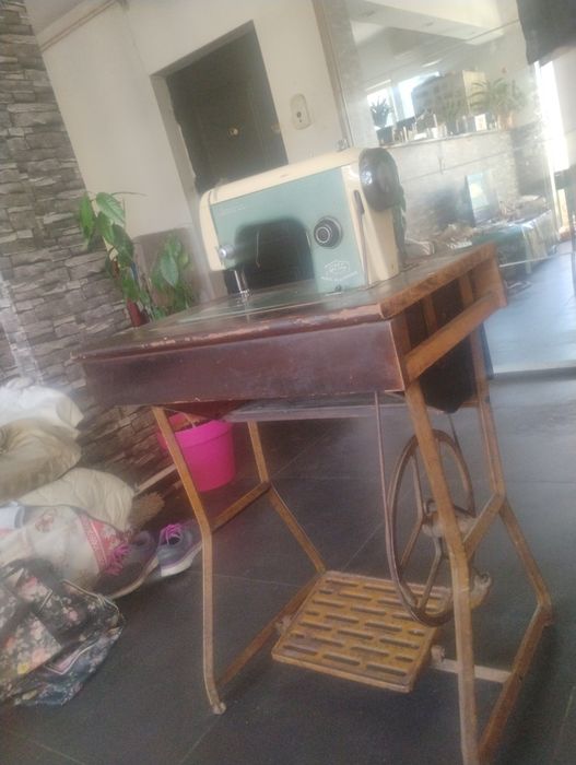 Mașină de cusut veche