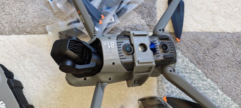 Дрон DJI Air 3 - Dual Camera (4K/60fps), Като нов, Само на 7 полета