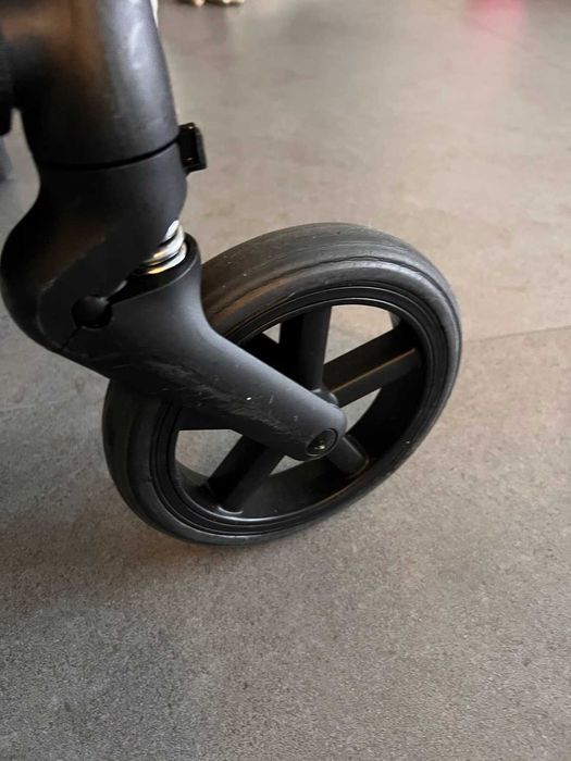 Продавам бебешка количка Cybex (тъмносиня, в отлично състояние)