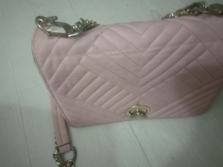 Сумка розовая с цепочкой