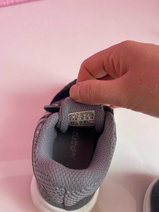 Маратонки Adidas, Nike