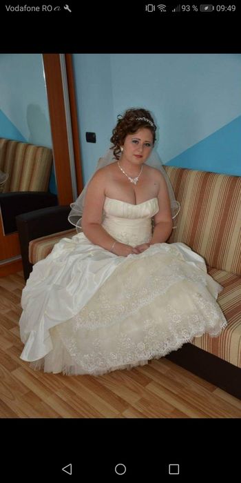 Rochie crem mireasa unicat
