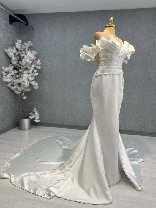 Rochie alba de mireasa cu perle