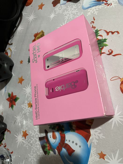 Vând telefon Barbie HMD, nou, în ambalaj original, set complet.