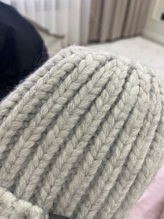 Продам шапки в белом и в сером цвете