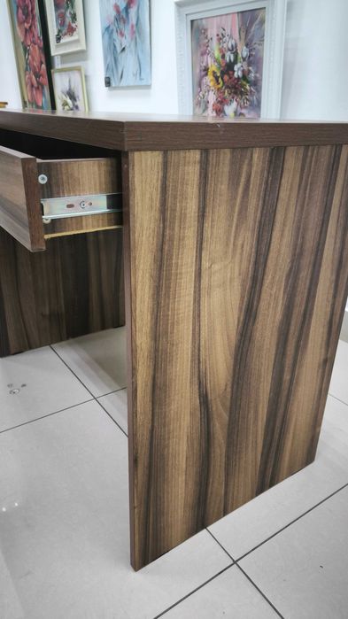 Продам стол ученический с полкой