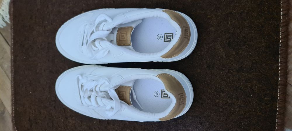 Vand doua perechi pantofi sport