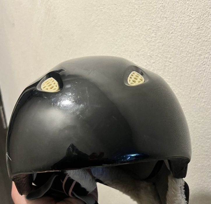 Продавам използване каски и ски обувки. Розовата е за дете за моторче