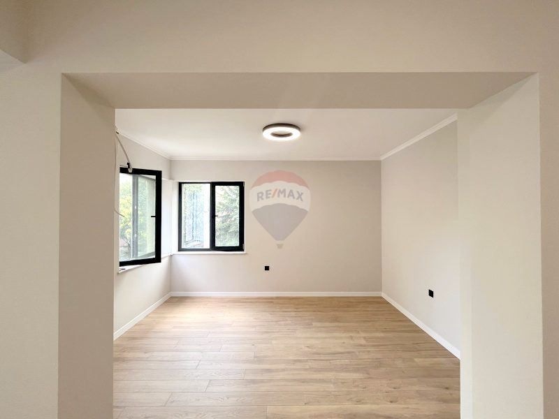 Продава се Четиристаен апартамент в Варна, Нептун - 102 кв.м за 2500 €/кв.м - Снимка #7