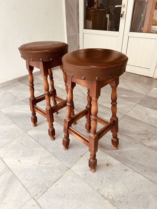 Бар столове от масивно дърво – 2 бр., класически пъб стил