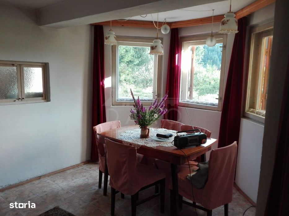 Casă cu etaj , de cărămidă, pe teren de  1680 M2, intabulat și  c