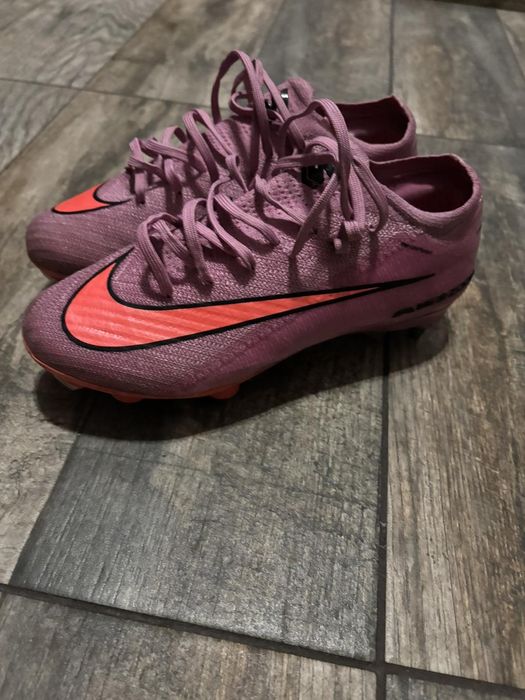 Бутонки Nike mercurial elite sg[метални шипове] използвани само 3мача цена 149.99€!Има резервни шипове и ключ за затягане специално на бутонките!