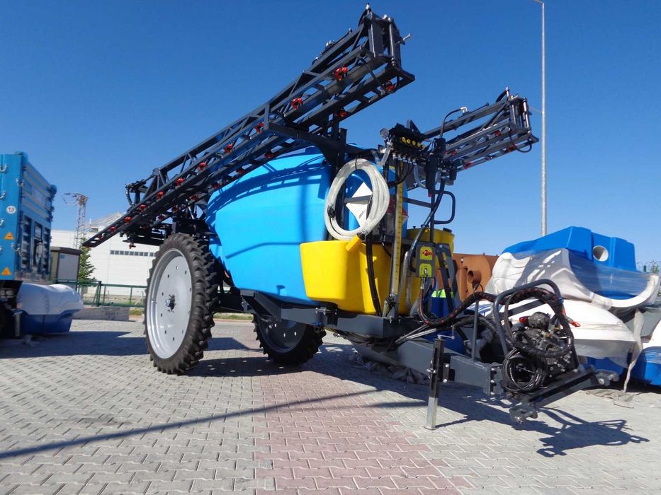 Masina de erbicidat/MET/Erbicidator 3000litri si lancii 24m calculator