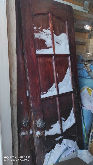 Деревянные двери.