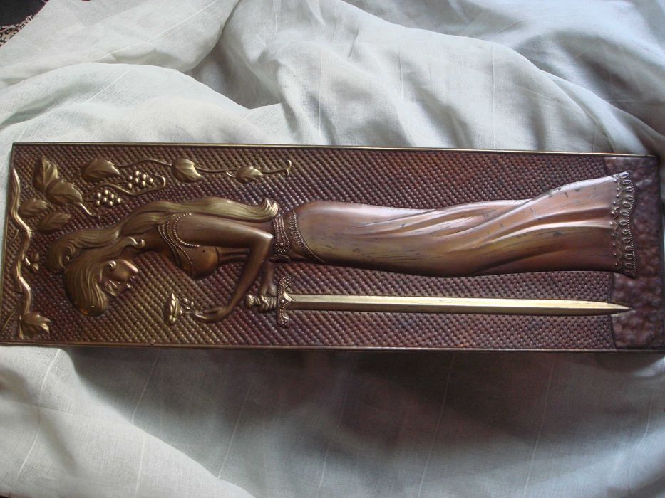 Большая чеканка девушка воин с мечом около 50 см старинная латунь