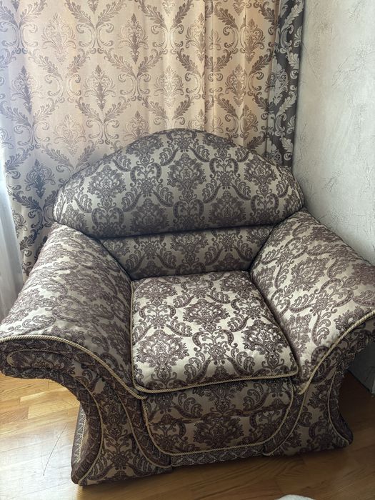 Продам диван с креслами и столиком