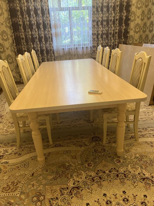 Стол и стулья