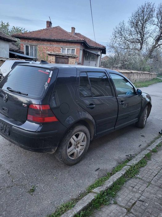 Продавам голф 4 1.9 131 На части