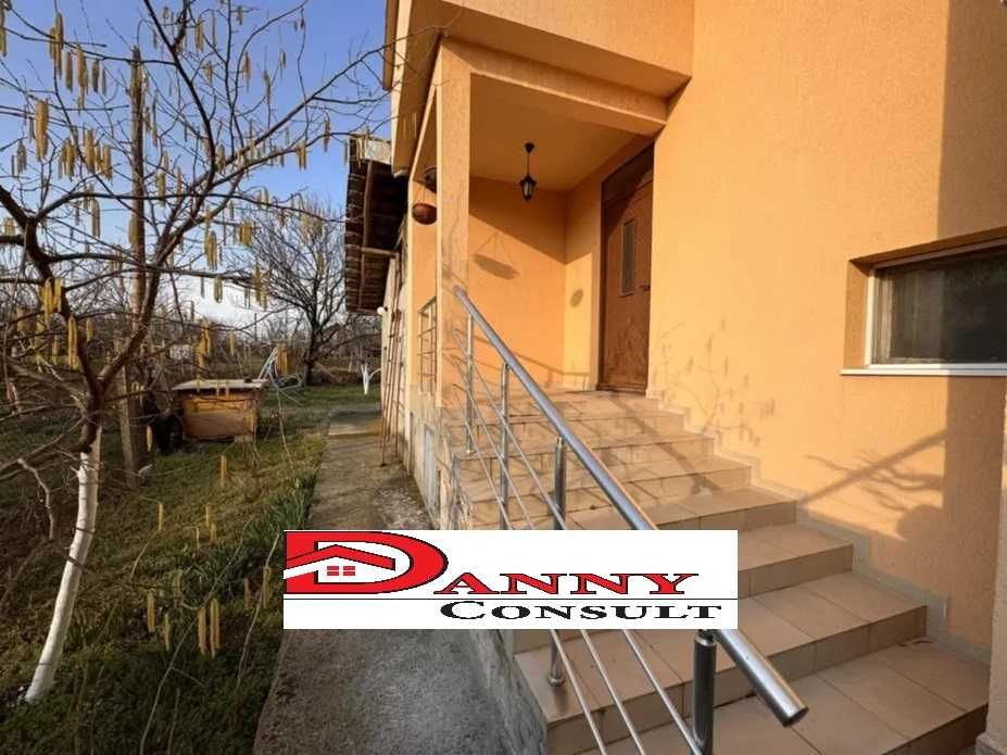 Триетажна новопостроена къща в с. Първомайци