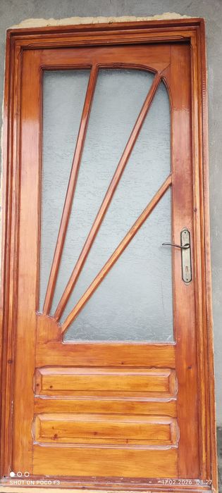 Vind 4 uși.  In stare buna