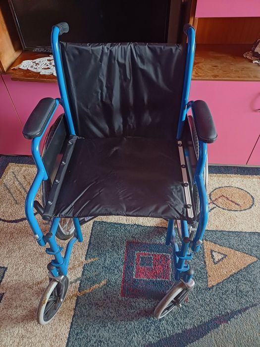 Scaun cu rotile și cadru metalic