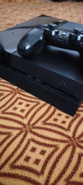 Vând PlayStation 4