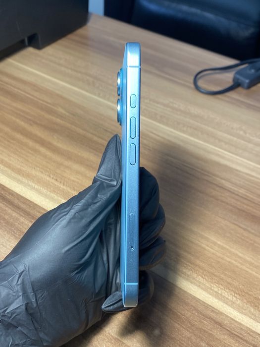 iPhone 16 • 128 GB • Teal