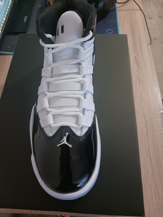 Jordan Max Aura Black and White