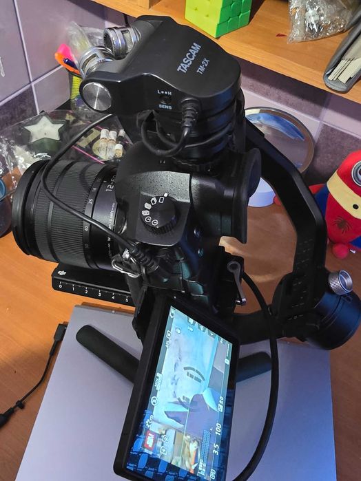 Kit filmare Panasonic GH5 + Panasonic 12-60mm + stabilizator DJI SC2 + microfon Tascam 2m-tx + card 128gb.