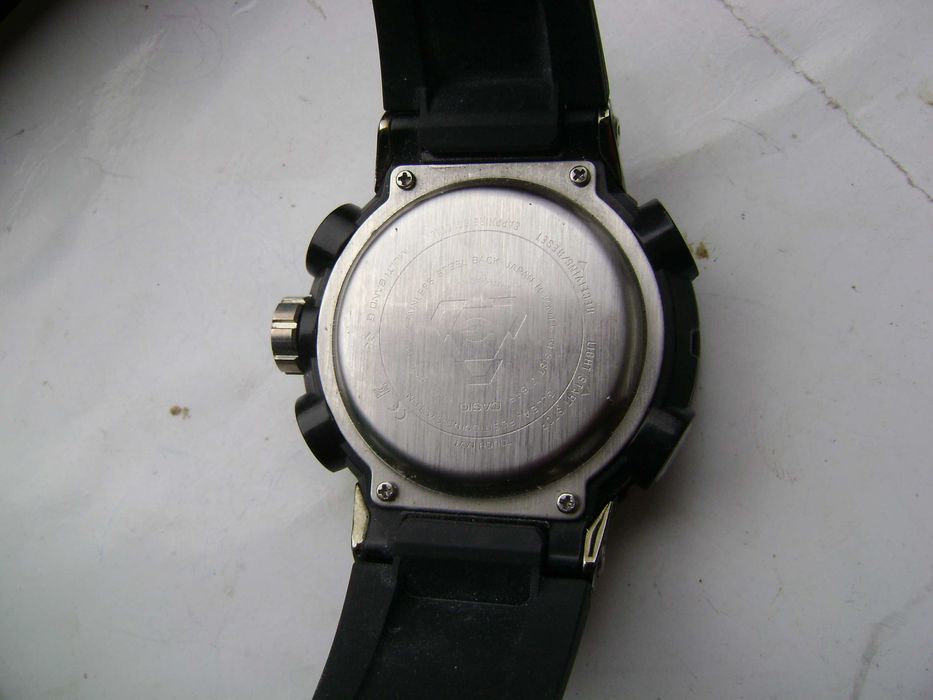 Продавам 5 броя кварцови часовника Casio,Polar,OVO