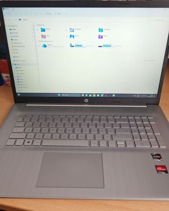 Laptop HP 17" SDD 512 GB/ 16 GB RAM AMD RYSEN 5000 SERIES