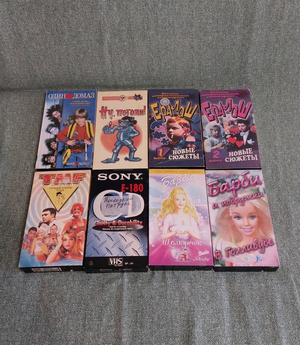 Видео касеты, двд диски  листайте фото.