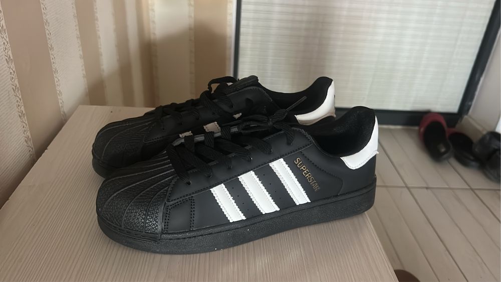 Adidas superstar black