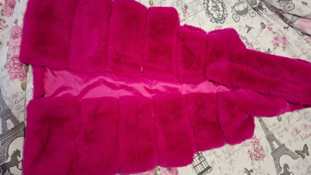 Продавам чисто нов дълъг елек с качулка