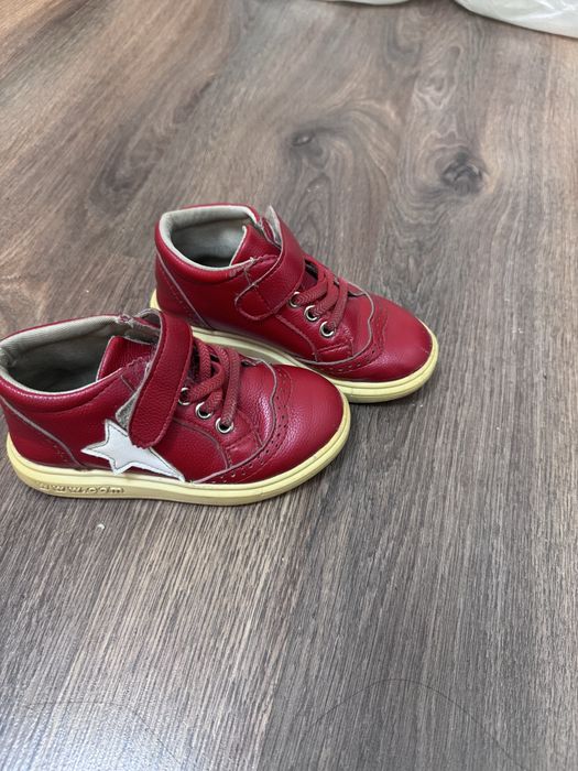 Отдам ботинки на девочку 28 размер.