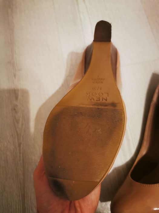 Бежови лачени обувки на платформа