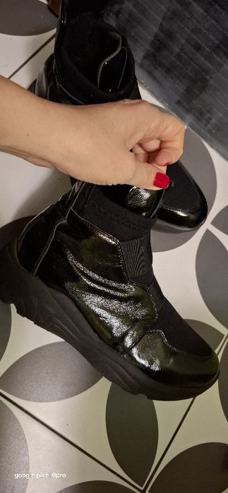 Ghete  din piele .Culoare negru