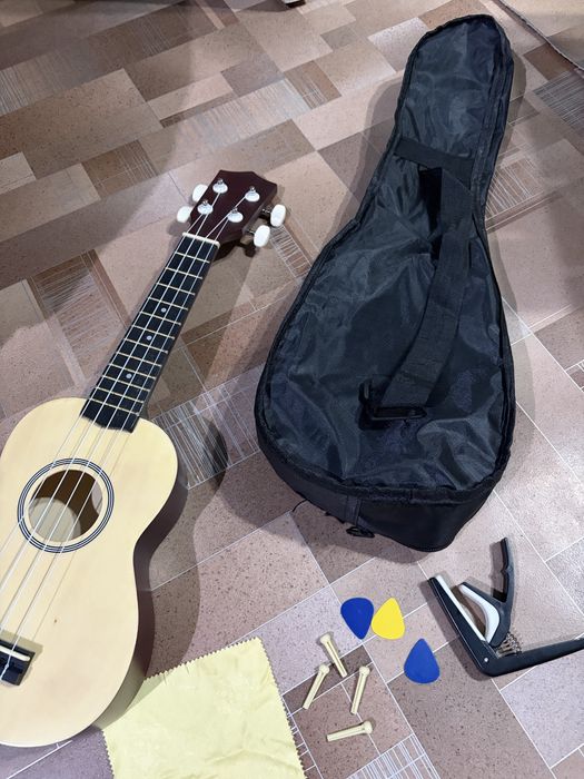 Укулеле с чехлом и аксессуарами