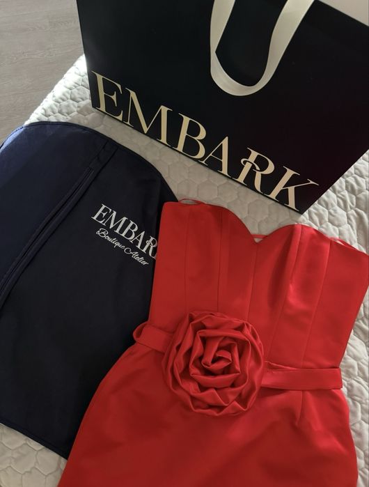 Продам красное корсетное платье Embark