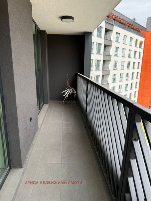 Тристаен апартамент до Руски паметник с  АКТ 16!