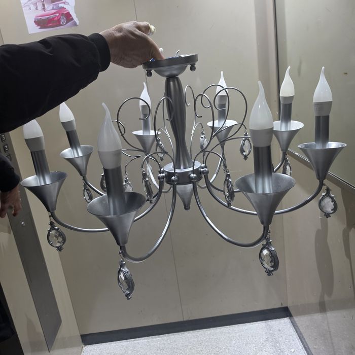Продам люстру 8 рожковая