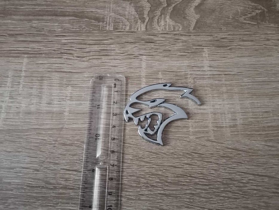 Hellcat лого сребриста емблема лява