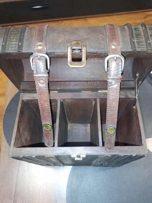 Стара дървена кутия за алкохол