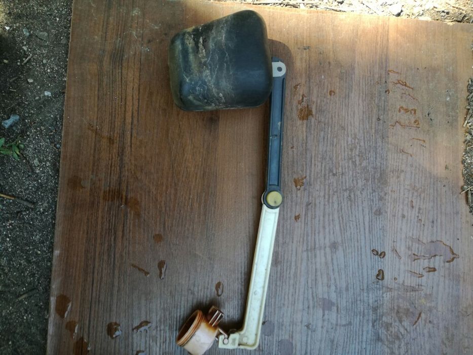 Продам запасные части для унитаза.