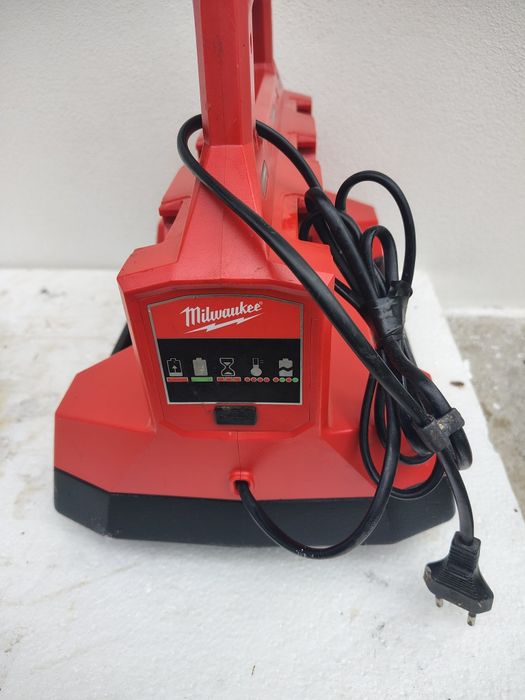 Incarcator rapid milwaukee pc6. Are 6 posturi !