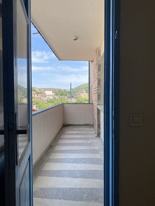 Продава се просторен апартамент в центъра на Велико Търново