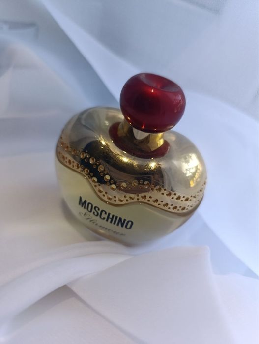Женственный и элегантный аромат,  парфюм Moschino Glamour