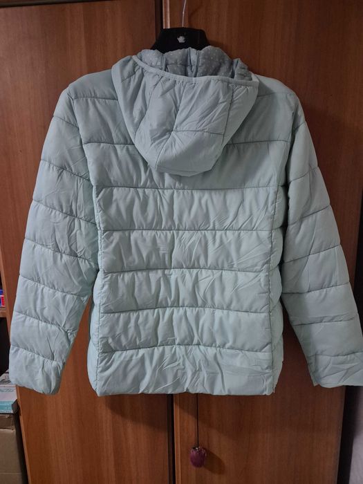 Geaca matlasata de la The Outerwear, cu gluga, pentru adolescente.