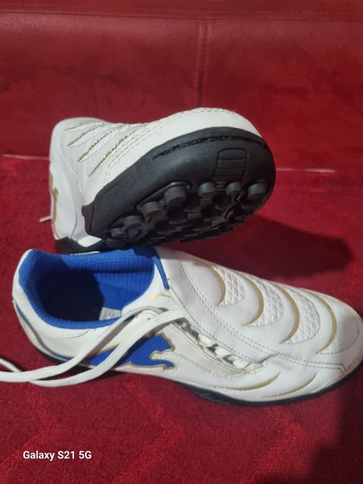 Pantofi de fotbal