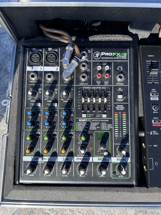 Продавам кейс със  конзола pioneer и мишпулт mackie